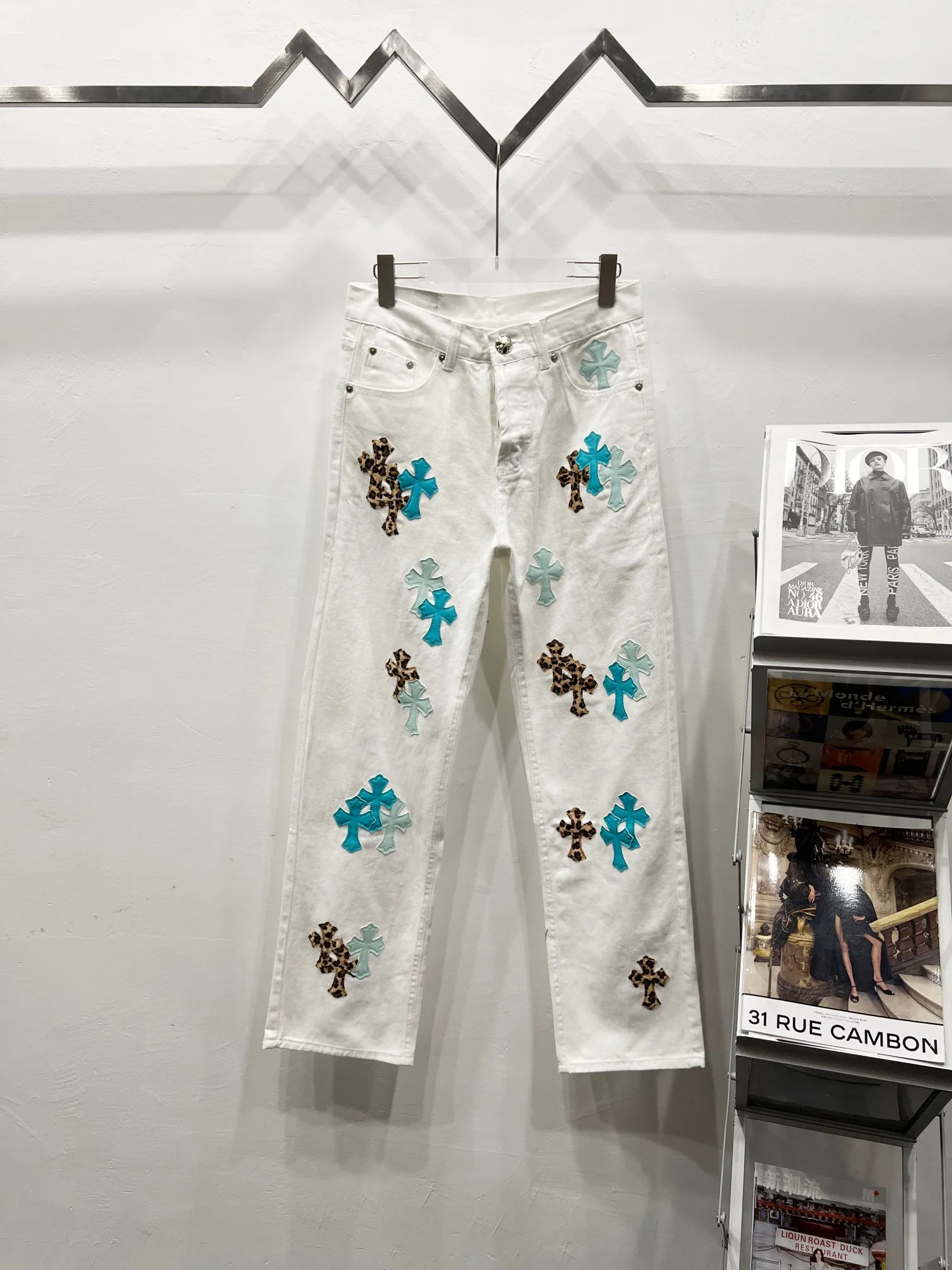 P260 Style No.: (c016) Croxin & 𝐂𝐡𝐫𝐨𝐦𝐞 𝐇𝐞𝐚𝐫𝐭 ss25 new ice blue leopard print cross patchwork leather jeans. Styles with different washed textures are very friendly to people with thin legs. The slightly flared version perfectly modifies the shape of the legs. The timeless and moderate length makes it easy to match and match. It is the basis for various styles and is a must-have in your wardrobe! The fabric is stiff but also makes the upper body soft without losing texture. The washing process is even more perfect. It is a must-have item for everyone! ! ! Washed wheat, tag, pants label, three labels complete Color: white Size: 28-30-32-34
